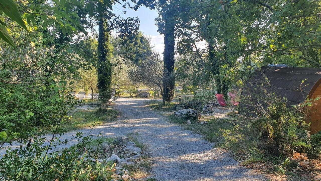 Roulottes Et Cabanes De Saint Cerice Vogue Εξωτερικό φωτογραφία