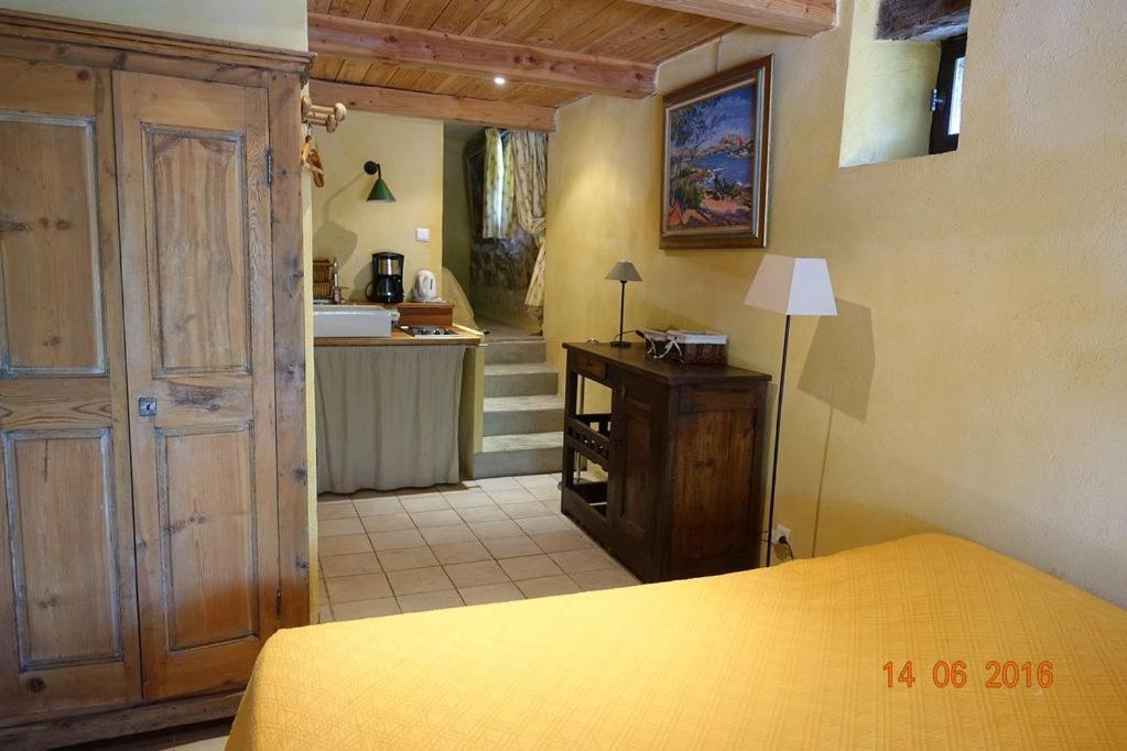 Roulottes Et Cabanes De Saint Cerice Vogue Εξωτερικό φωτογραφία
