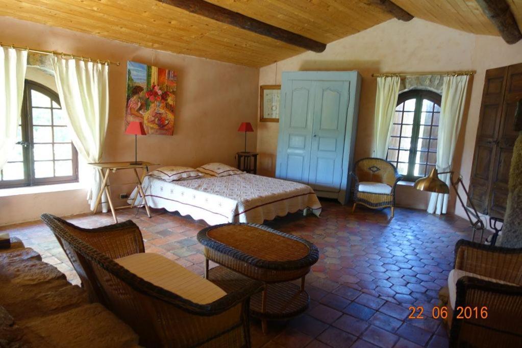 Roulottes Et Cabanes De Saint Cerice Vogue Εξωτερικό φωτογραφία