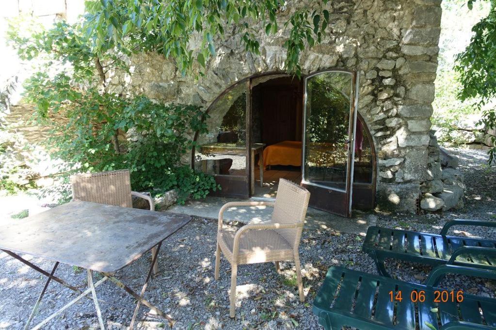 Roulottes Et Cabanes De Saint Cerice Vogue Εξωτερικό φωτογραφία